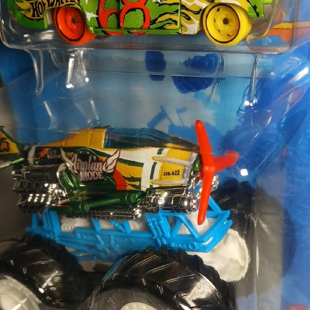 Hot Wheels Monster Trucks Playset   Airplane Mode with Green Flat Iron Car